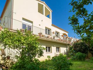 Casa aparellada  Calle tossa. Casa espaciosa con jardín privado