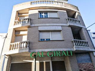 Edifici a Carrer escoles 4. Edificios uso mixto en venta en almenar (lleida)