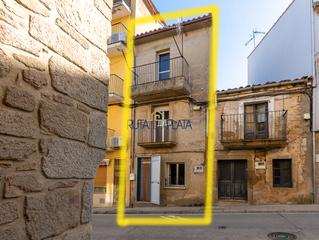 Edifici a Calle subida a santa colomba 89. Venta edificio y local anexo en fermoselle (zamora)