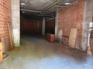 Rent Business premise in El Pilar. Alquiler local comercial en basto en plena feria.