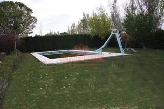 Terreny residencial a Pedanías - Extrarradio. Se vende parcela de 2500m con piscina y pista de tenis, en urb.