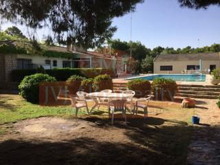 Chalet en Pedanías - Extrarradio. Se vende espectacular parcela con 2 casas, gran piscina en una d