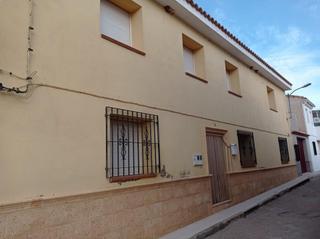 Casa adossada a Pozohondo. Vivienda unifamiliar en venta en pozohondo