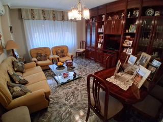 Appartamento in El Pilar. Vivienda de cuatro dormitorios en buen estado zona pilar