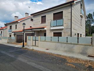 Chalet à Aldea atalaia 27c. Chalet adosado a estrenar en rianxo