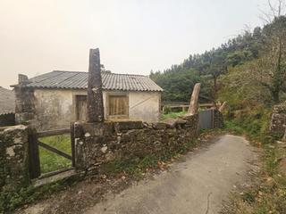 Casa a Lugar trabes 5. Casa de piedra para restaurar con fincas