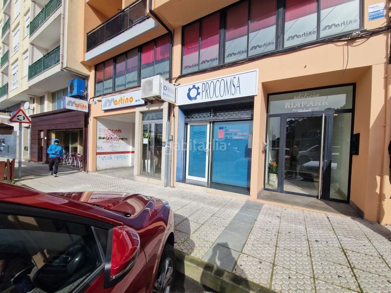Foto 3316801a-feaf-4a4e-89c6-72eb8b5b83e8. Local comercial a avenida da constitución 49 a Boiro