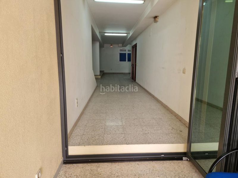 Foto 41ea8134-4feb-41a9-942c-8a3da40a9a42. Local comercial a avenida da constitución 49 a Boiro