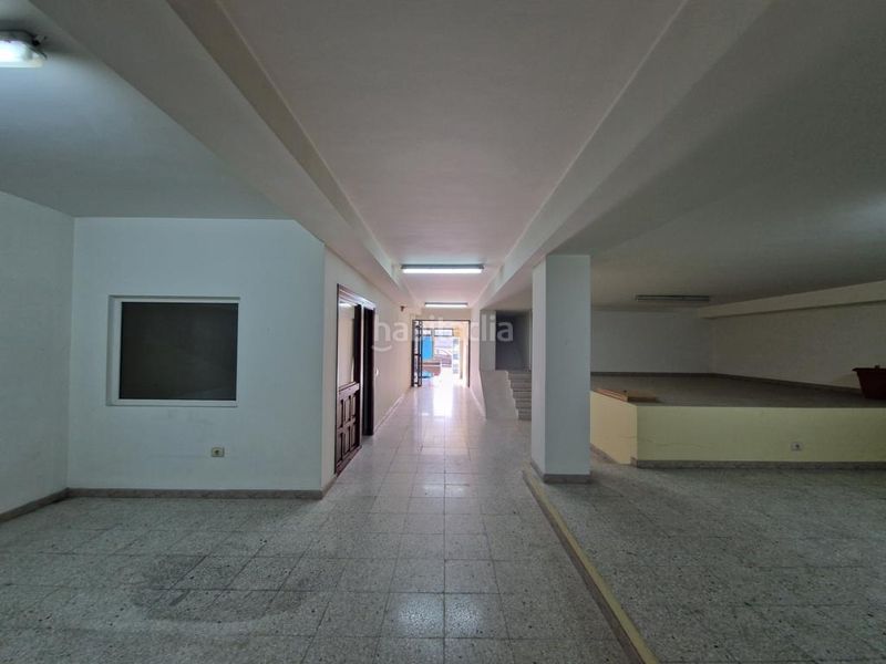 Foto 60f41e70-4c16-47ff-abb8-73d6e3dc9a9e. Local comercial a avenida da constitución 49 a Boiro