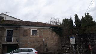 Casa a Estrada de curras 2. Casa de piedra con escudo, en nucleo urbano