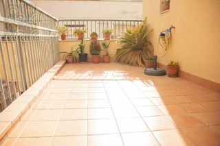 tico en Centre. Bonito tico luminoso todo exterior con terraza y balcn