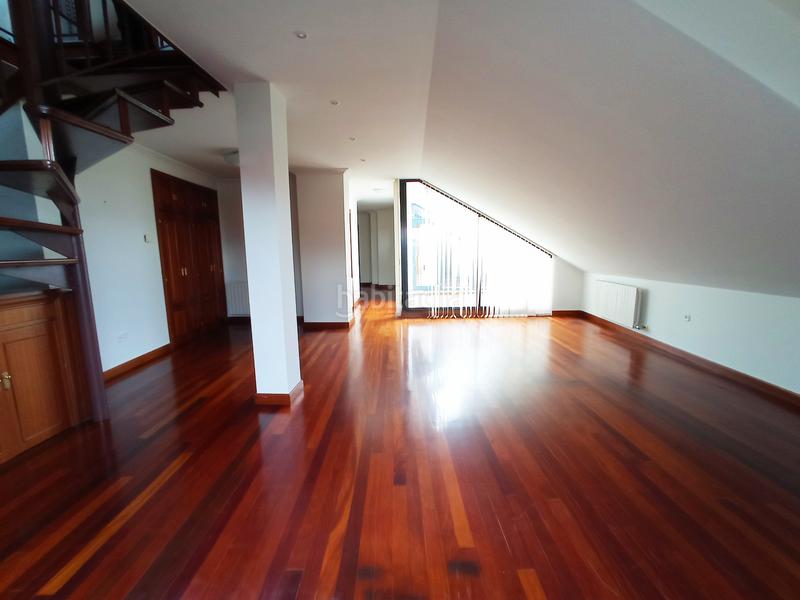 Foto 35c04254-495c-48bd-94ee-885c7ff3d400. Dúplex duplex en zona monumental con plaza de garaje en Pontevedra