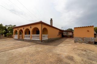 Casa en Avenida avenida campomanes 37. Chalet con piscina y zona de ocio en campomanes
