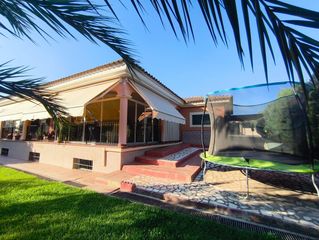 Chalet à Carretera de Sevilla - Los Montitos. Chalet en los montitos con piscina y pista de padel