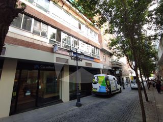 Lloguer Oficina  C. obispo san juan de ribera, 9. Oficina adaptada en alquiler en zona centro.