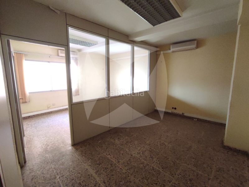 Foto 5e4da541-e92e-462e-b0c5-dbc2c473f155. Oficina entreplanta en venta y alquiler con despachos. zona centro. en Badajoz