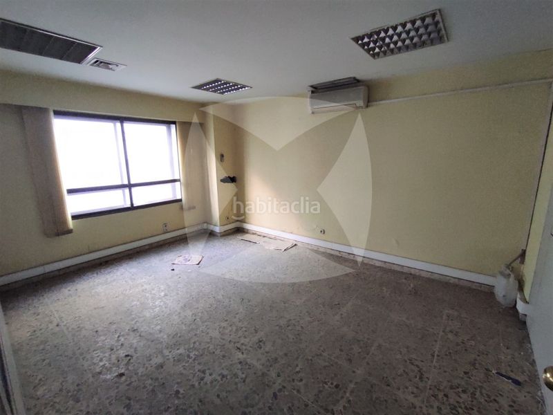 Foto 71f4e370-7316-4dca-abbb-f1c5049c1759. Oficina entreplanta en venta y alquiler con despachos. zona centro. en Badajoz