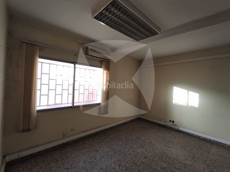 Foto 759f60bd-f3ed-4317-84d8-e98799494d17. Oficina entreplanta en venta y alquiler con despachos. zona centro. en Badajoz