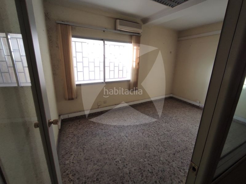 Foto 8886f028-8148-4ddb-80d8-d6a15df3e9ef. Oficina entreplanta en venta y alquiler con despachos. zona centro. en Badajoz