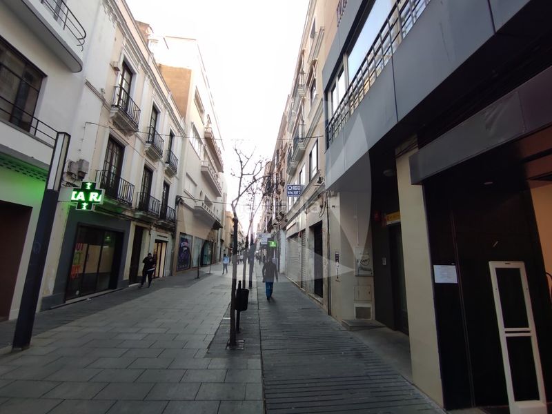 Foto affb6b27-a74b-4165-8767-b79c1d2e90d7. Oficina entreplanta en venta y alquiler con despachos. zona centro. en Badajoz