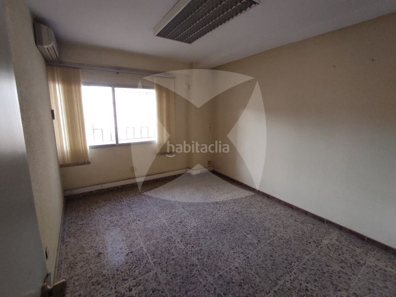 Foto e674e4e9-a1c9-42a4-94a5-f9da0b6c7eca. Oficina entreplanta en venta y alquiler con despachos. zona centro. en Badajoz