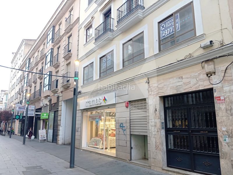 Foto eda181f5-4654-4fef-a4f7-532ecf2523ba. Oficina entreplanta en venta y alquiler con despachos. zona centro. en Badajoz