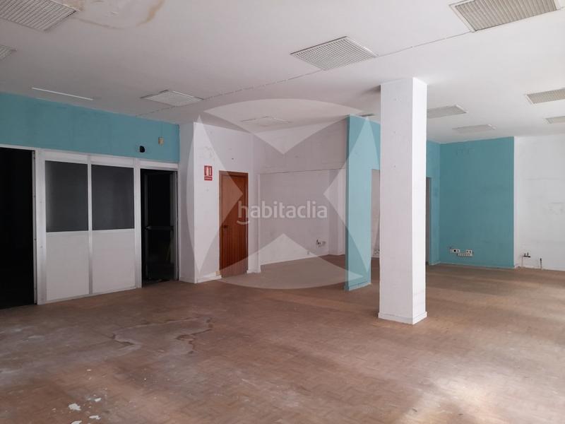 Foto bf73cde4-4797-4ffd-b3cb-2253f679b380. Alquiler local comercial local en venta o alquiler muy amplio. zona centrica en Cáceres