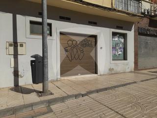 Lloguer Local Comercial a Santa Marina. Local comercial semiadaptado en alquiler junto a el corte ingles