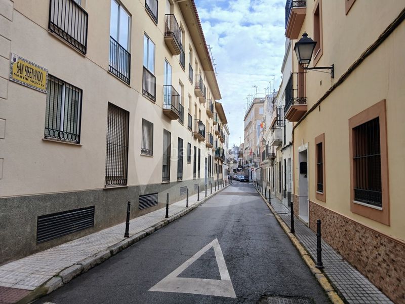 Foto 0ce9b3a9-5b17-4af7-b1d1-d8d9cccb3fb6. Àtic amb aparcament a Casco Antiguo Badajoz