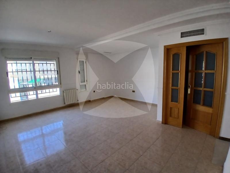 Foto 0b0a6993-d09c-4dd3-8287-6e9180c893e1. Reihenhaus mit parking in Avenida Elvas Badajoz