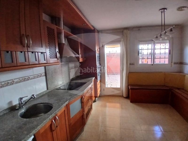 Foto 285007cc-5435-477d-8f19-b1d5e7bf8031. Casa adossada amb aparcament a Avenida Elvas Badajoz