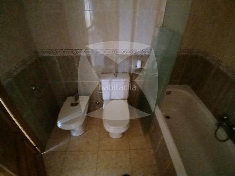 Foto 76b20bdc-f10a-4e4a-8000-0bc93b4c1a87. Casa adossada amb aparcament a Avenida Elvas Badajoz