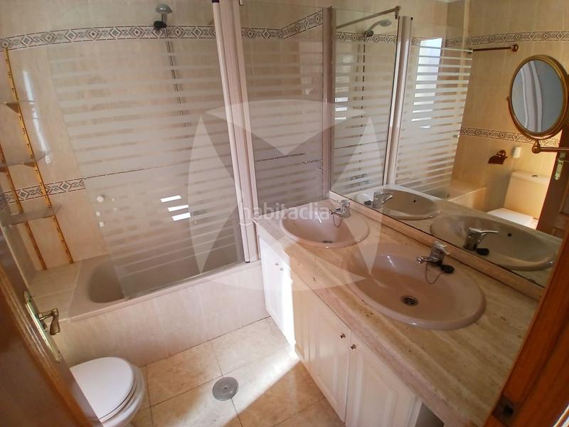 Foto 8ab3310c-3e57-42b9-8f42-5740892dcddb. Casa adossada amb aparcament a Avenida Elvas Badajoz