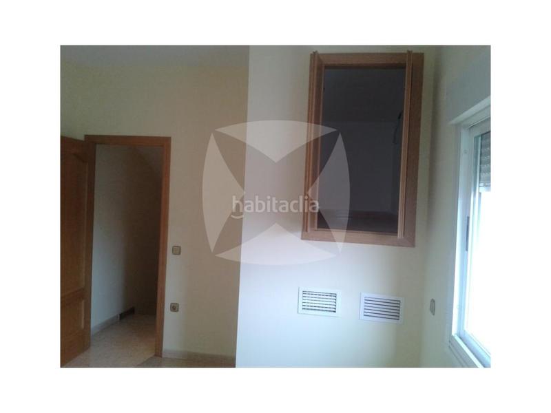 Foto b0d2addb-26d9-48bd-b58a-0e73485678f2. Reihenhaus mit parking in Avenida Elvas Badajoz
