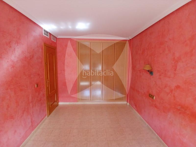 Foto bd7f8f59-b392-4662-bbd7-a7a12eb438d2. Casa adossada amb aparcament a Avenida Elvas Badajoz