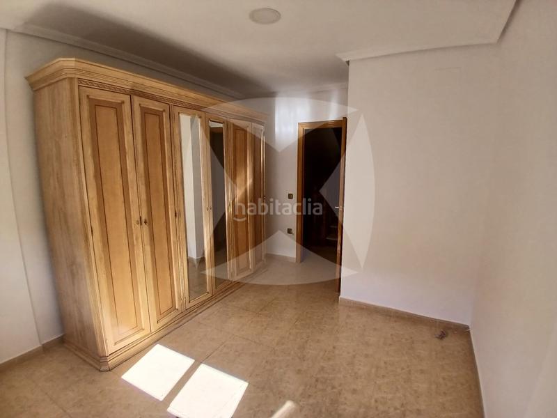 Foto c05e427c-55b8-4019-bbc8-b4a9b188f3e9. Casa adossada amb aparcament a Avenida Elvas Badajoz