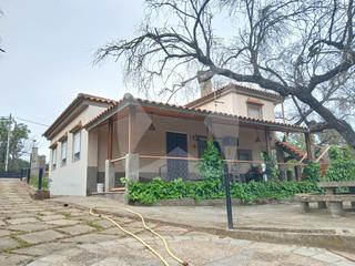 Xalet  N/a. Chalet con piscina y nave en amplia parcela de 5.000 m en tres a