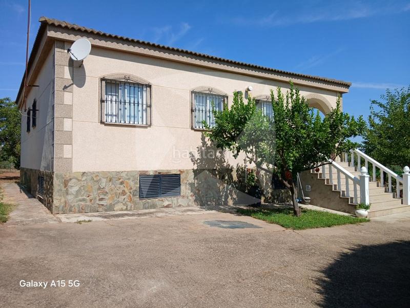 Foto 9c22b4ea-00f6-4386-83c5-f6a9e799f526. Chalet avec parking dans Dehesilla de Calamón - Campomanes Badajoz