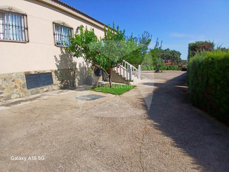 Foto c9be7181-a7bf-48a0-ae0e-92c9cac136e0. Chalet avec parking dans Dehesilla de Calamón - Campomanes Badajoz