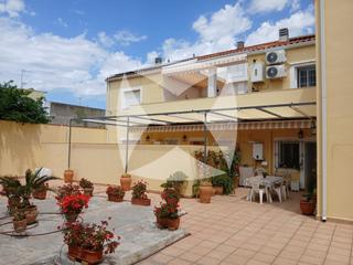 Appartamento  N/a. Vivienda seminueva con amplio patio, garajes y trastero junto a
