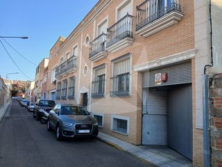Pis  Calle roble. Vivienda seminueva en venta con amplia terraza, plaza de garaje