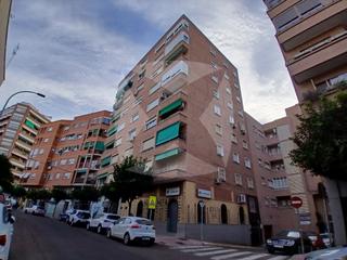 Appartement  Avenida santa marina. Vivienda en venta para reformar con plaza de garaje y trastero.