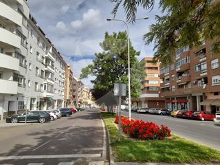 Miete Etagenwohnung  Calle arturo barea. Apartamento amueblado con garaje y piscina comunitaria. zona hue