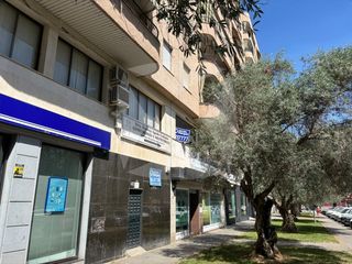 Location Bureau  Calle angel quintanilla ulla. Oficina en alquiler con despachos en edificio montevideo. zona v