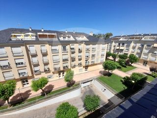 Lloguer Àtic  Calle julia urdiain zubelzu. Atico duplex en alquiler amueblado con garaje. zona jardines del