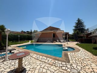 Chalet  Arrabal urbanizacion las lomas. Chalet independiente con jardín y piscina privados. zona urb. la