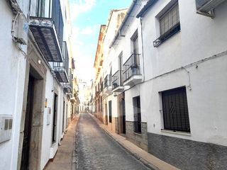 Casa  Calle hernan cortes. Casa de dos plantas de 200m2 con patio en venta en alburquerque