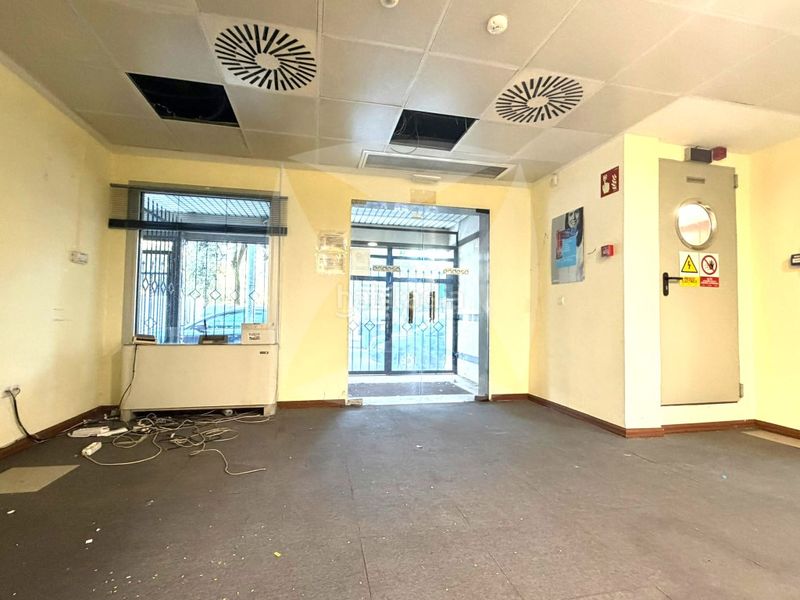 Foto 039b0ce5-a6a1-47c9-9a56-aeb3b9b76173. Alquiler local comercial  oficina de 1750m2 en plaza de portugal en Badajoz