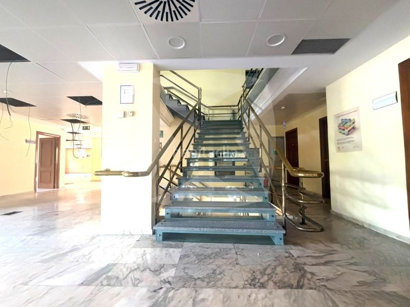 Foto 0d48b2c5-a119-4220-8a9d-c4a25fb5bc35. Alquiler local comercial  oficina de 1750m2 en plaza de portugal en Badajoz