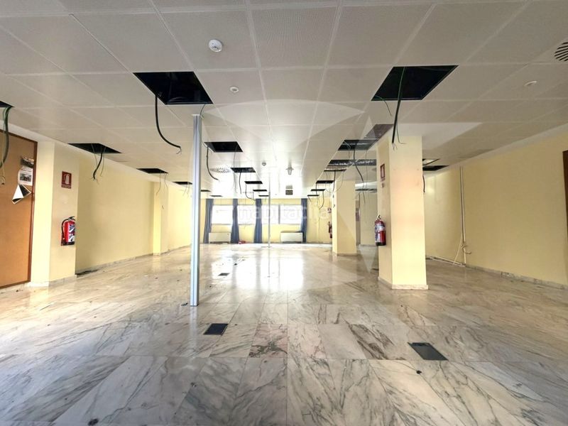 Foto 1730dd43-72a8-4b46-a777-9864711ad72e. Alquiler local comercial  oficina de 1750m2 en plaza de portugal en Badajoz